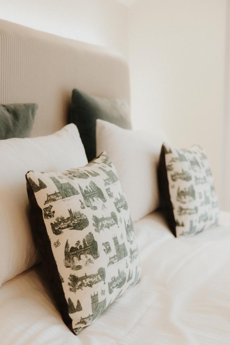 The Half Moon Inn - Housity