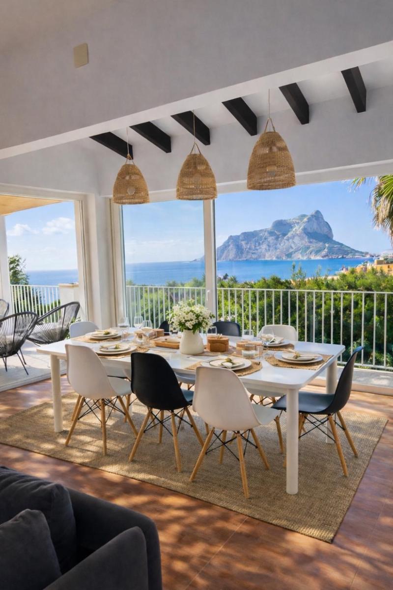 Espectacular villa junto a la playa, piscina privada y vistas al mar - Housity