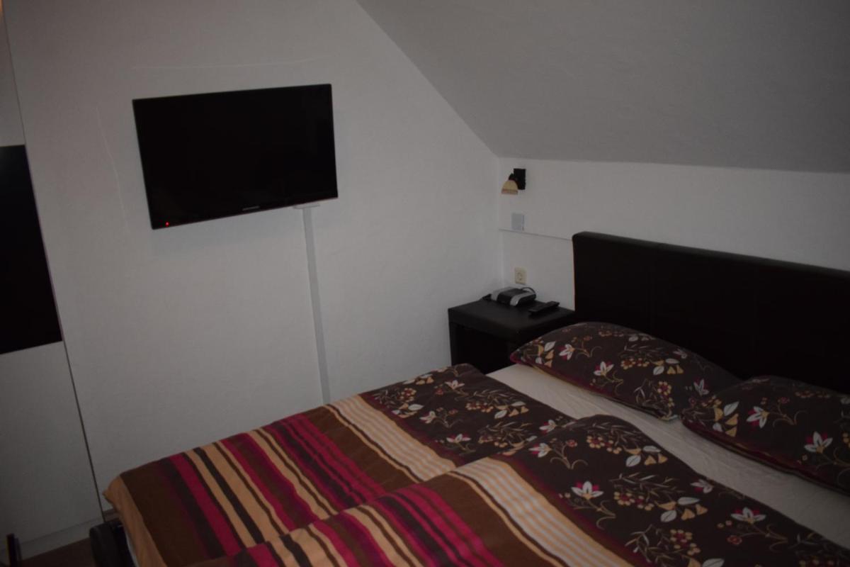Apartment Borovnica - Housity