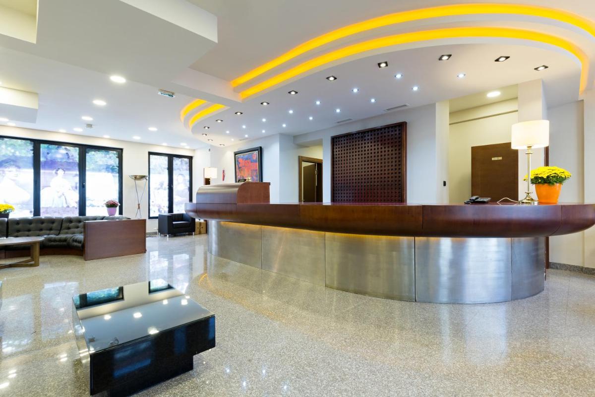 Hotel Sterling Garni - Housity