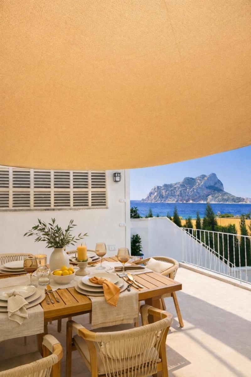 Espectacular villa junto a la playa, piscina privada y vistas al mar - Housity