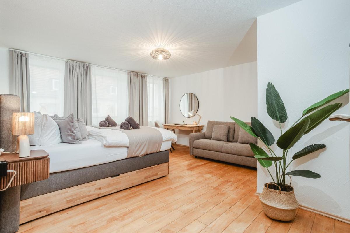 Premium FeelGood Gruppenapartment - Bis zu 8 Personen - 120 qm - 2 Bäder - Whirlpool, Sonnenterrasse & Grill - Im Herzen Kassels - Housity
