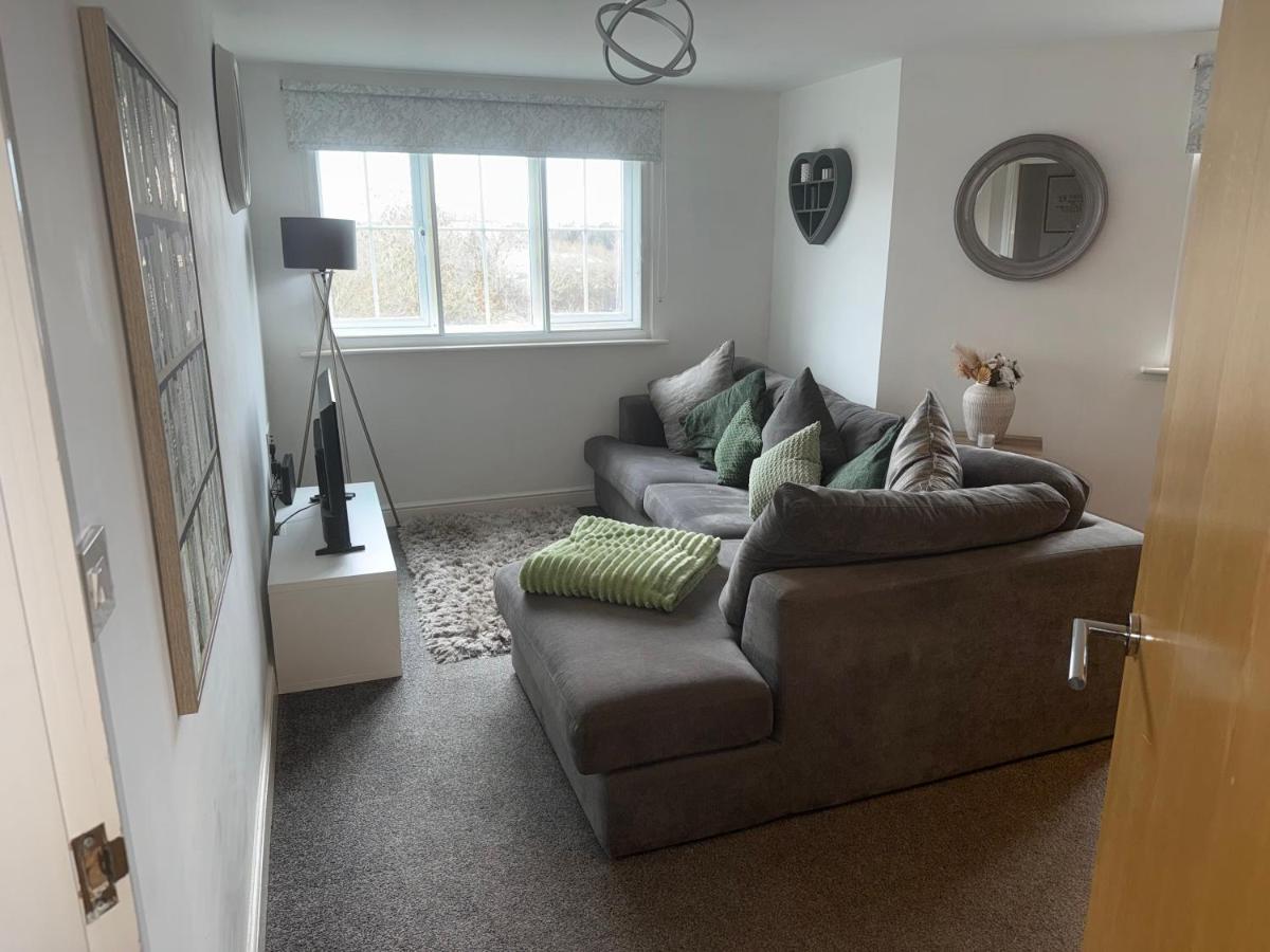 Modern 1 Bed Apartment Next to Mirfield Station Free Parking & Wi-FI - Housity