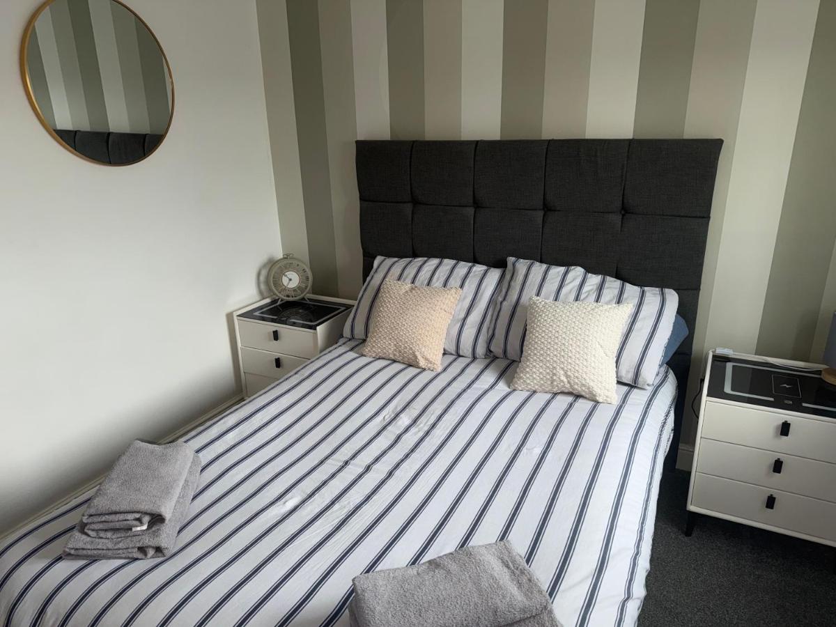 Modern 1 Bed Apartment Next to Mirfield Station Free Parking & Wi-FI - Housity