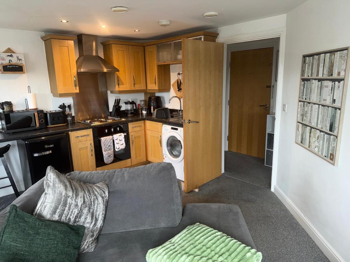 Modern 1 Bed Apartment Next to Mirfield Station Free Parking & Wi-FI - Housity