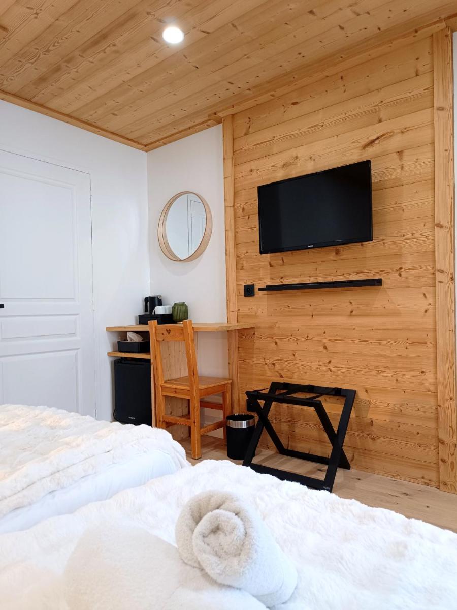 une chambre avec une télévision à écran plat fixée au mur dans l'établissement Hôtel Mont Thabor Serre Chevalier, à La Salle Les Alpes