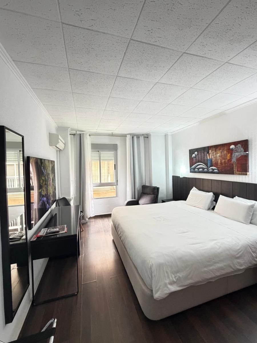 Hotel Carlos III - Housity