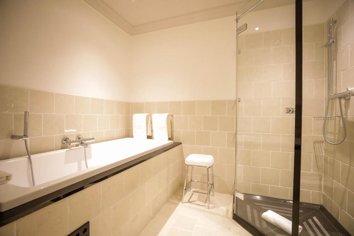 Salle de bains dans l'établissement La Villa Calvi