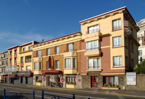 un bâtiment au bord d'une rue de la ville dans l'établissement Hotel De La Matelote, à Boulogne-sur-Mer
