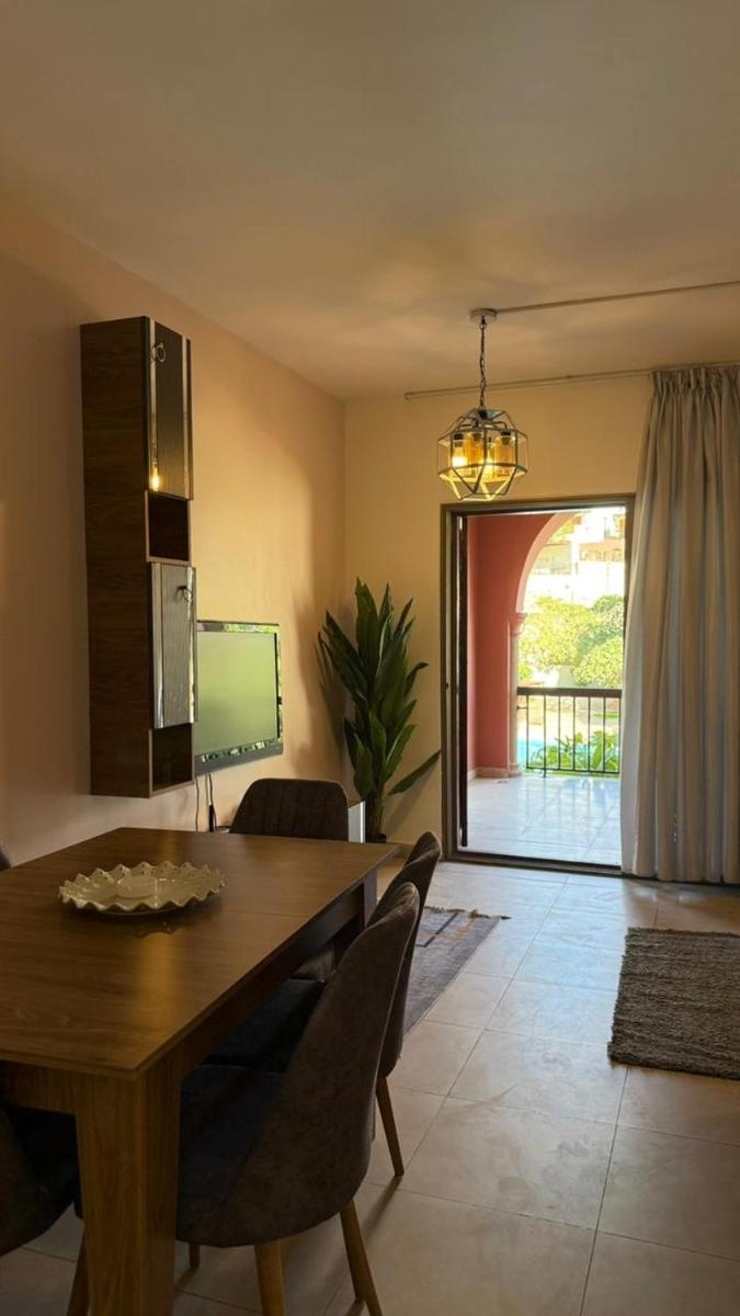 Romantic chalet between swimming pools and close to the seashore for families only - Hizvo