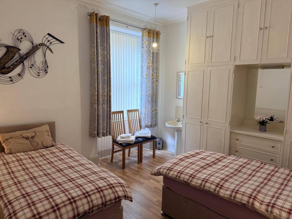 Spacious 2 Bedroom Flat in heart of Ballater - Housity