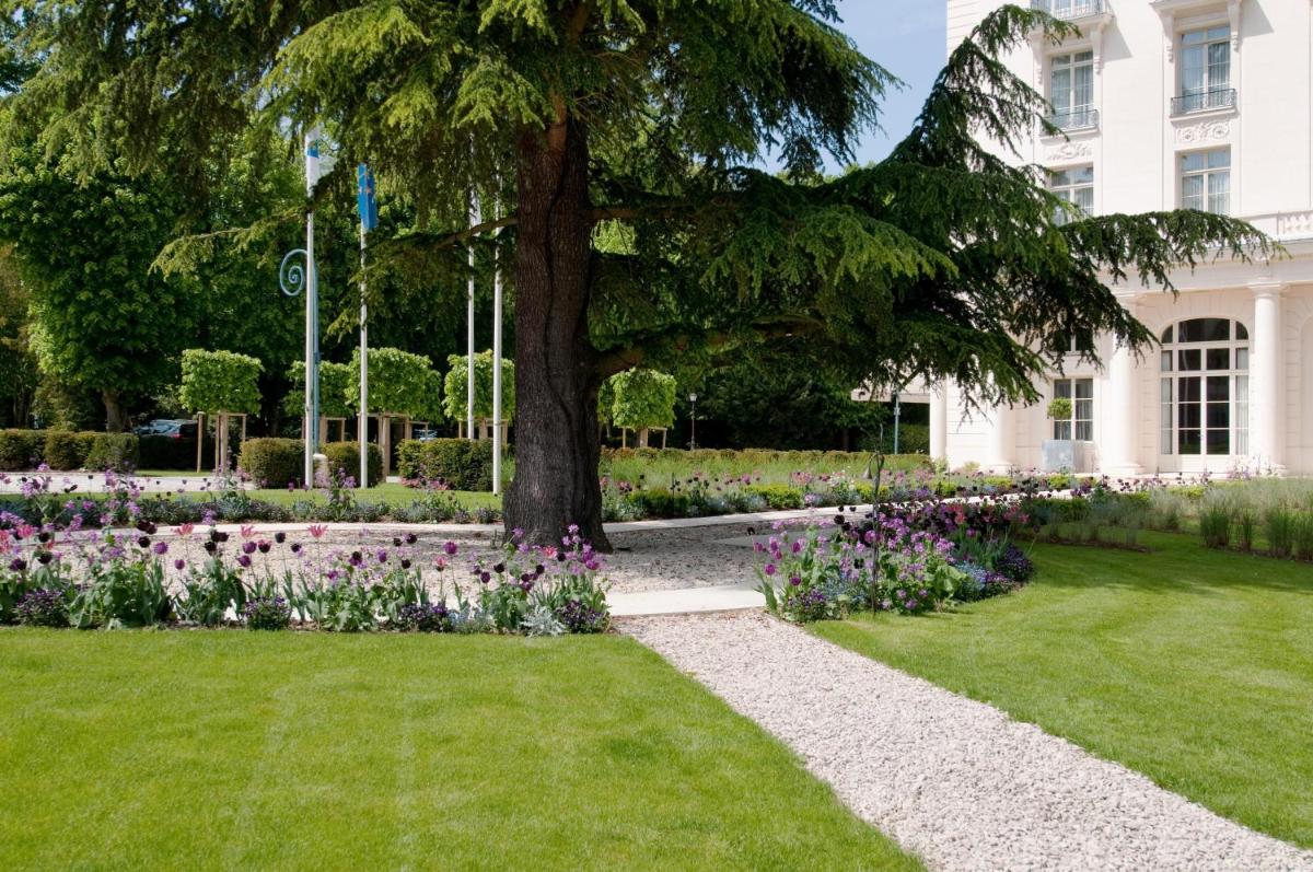 Jardin de l'établissement Waldorf Astoria Versailles - Trianon Palace