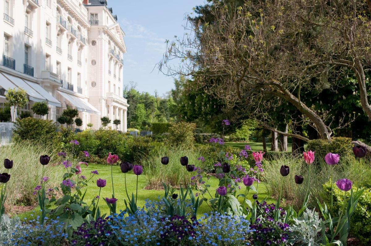 Jardin de l'établissement Waldorf Astoria Versailles - Trianon Palace