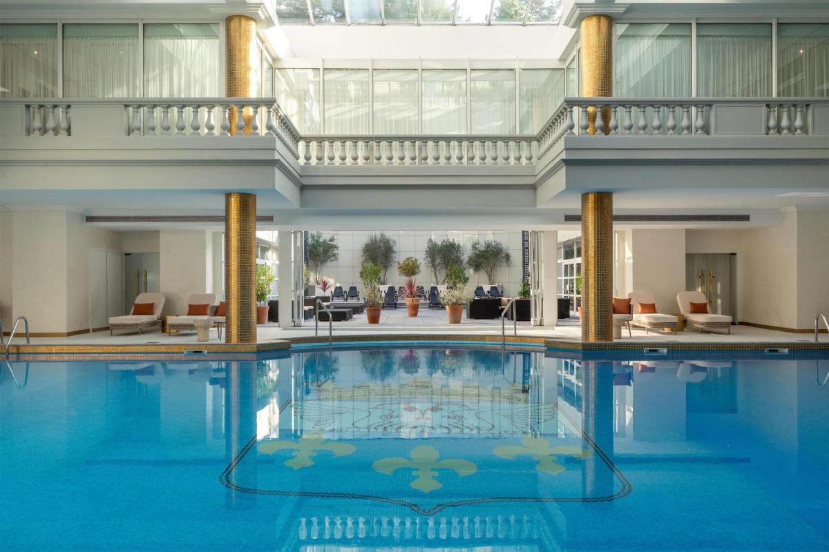 Piscine de l'établissement Waldorf Astoria Versailles - Trianon Palace ou située à proximité