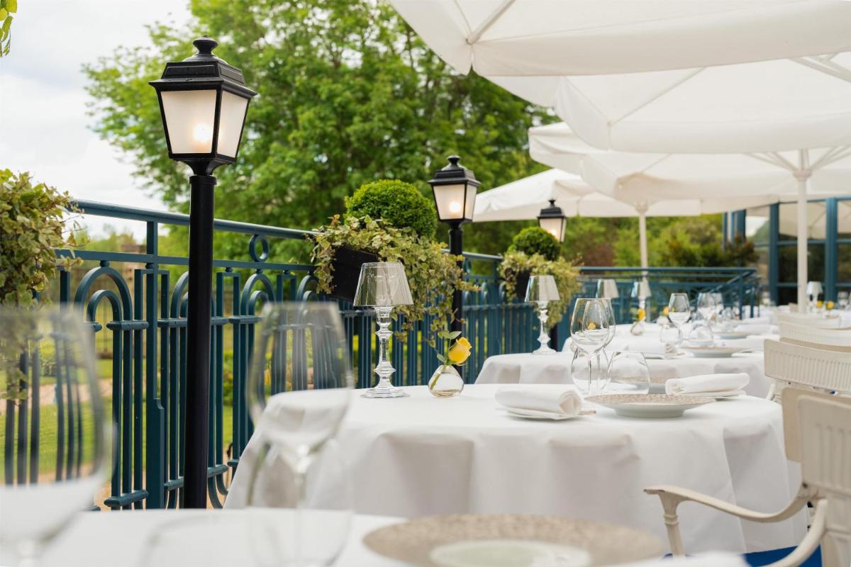 Restaurant ou autre lieu de restauration dans l'établissement Waldorf Astoria Versailles - Trianon Palace