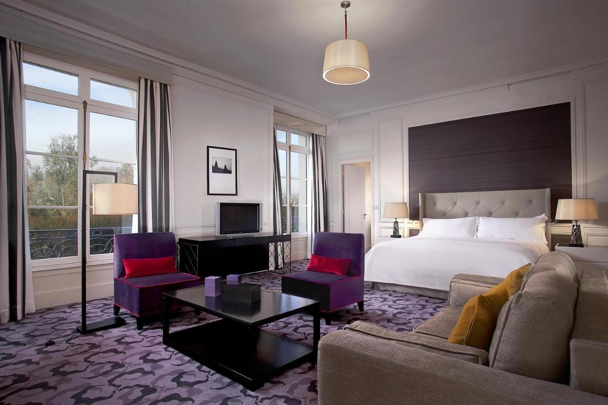 Un ou plusieurs lits dans un hébergement de l'établissement Waldorf Astoria Versailles - Trianon Palace