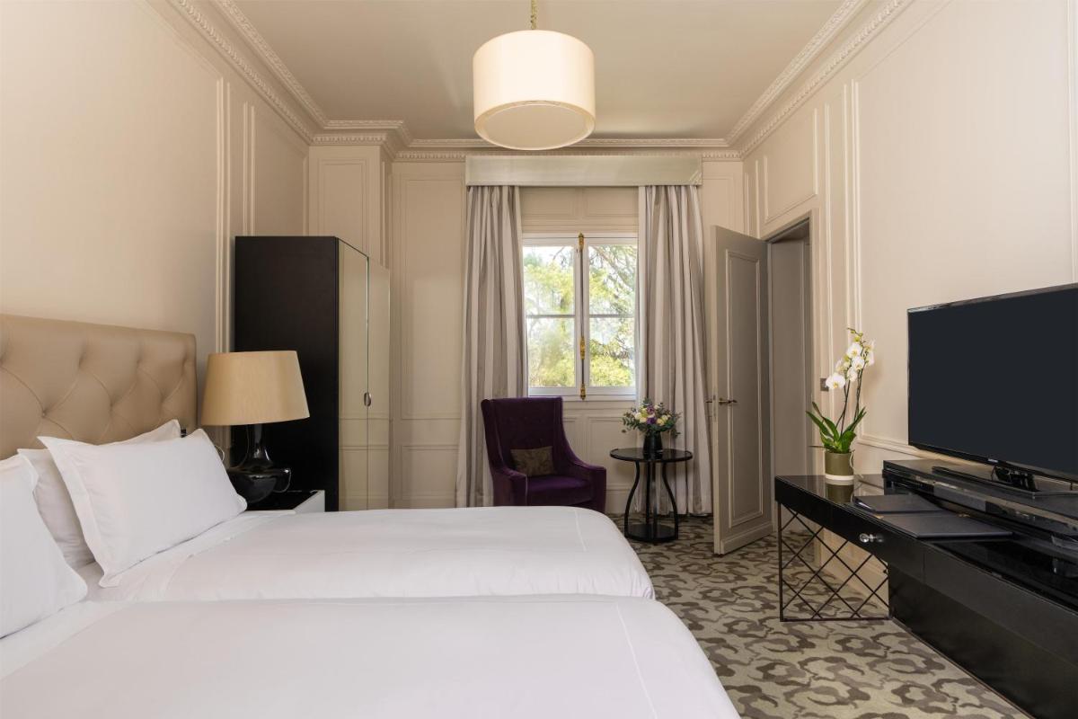 Télévision ou salle de divertissement dans l'établissement Waldorf Astoria Versailles - Trianon Palace