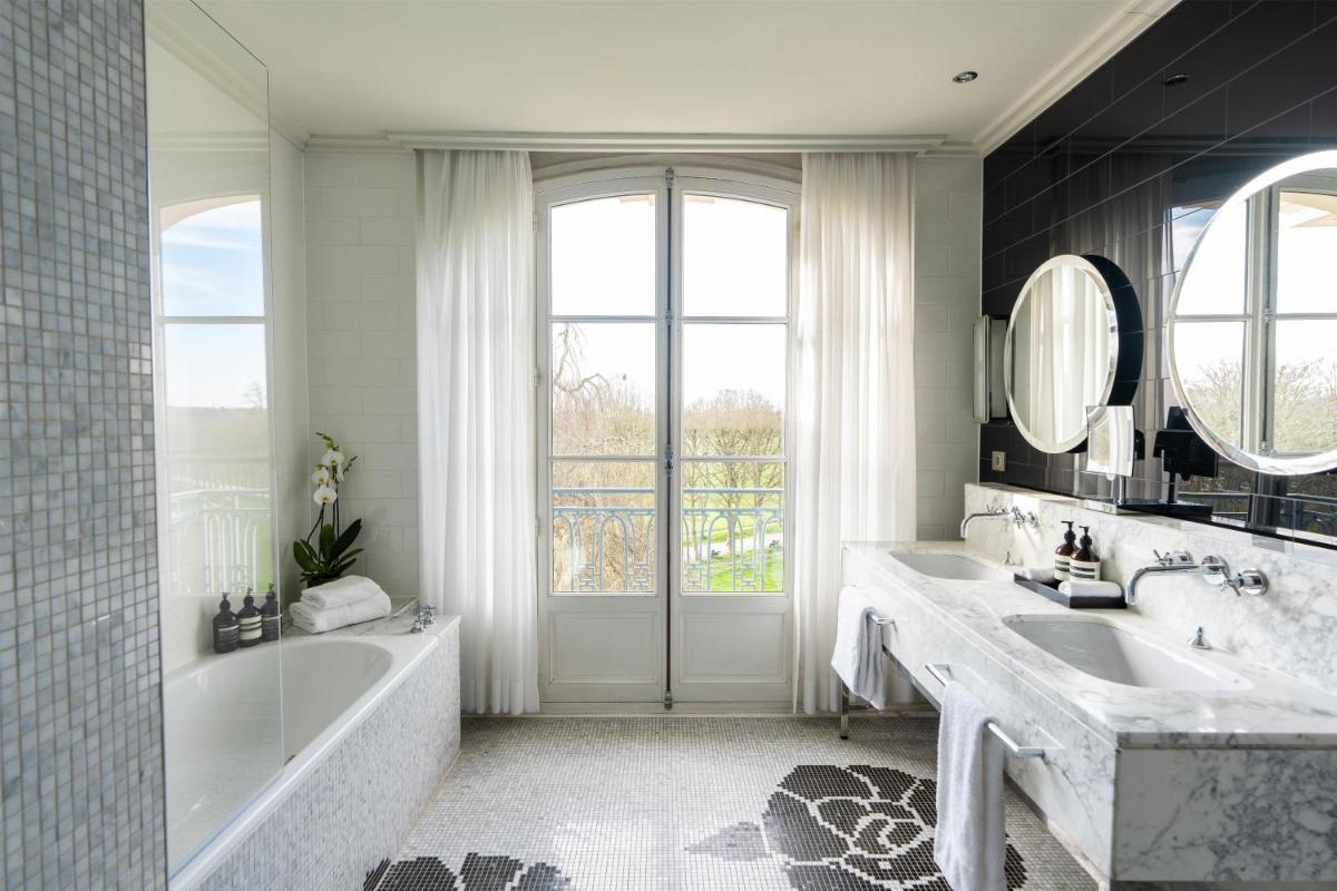 Salle de bains dans l'établissement Waldorf Astoria Versailles - Trianon Palace