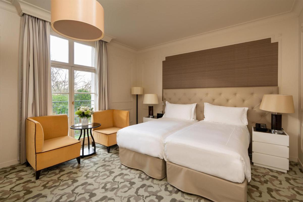 Un ou plusieurs lits dans un hébergement de l'établissement Waldorf Astoria Versailles - Trianon Palace