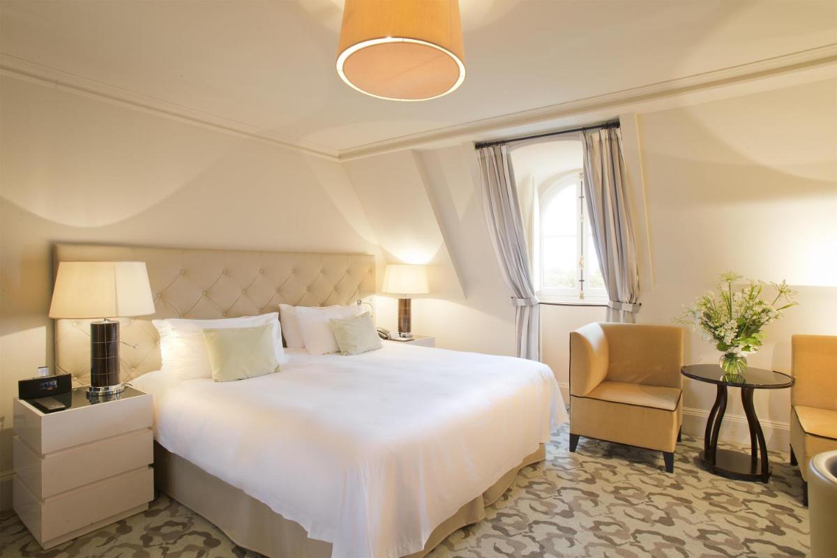 Un ou plusieurs lits dans un hébergement de l'établissement Waldorf Astoria Versailles - Trianon Palace