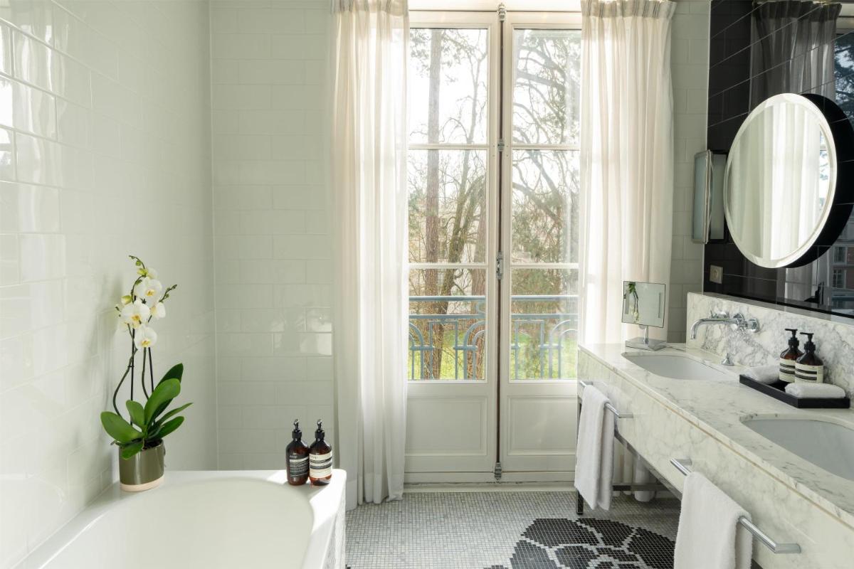 Salle de bains dans l'établissement Waldorf Astoria Versailles - Trianon Palace