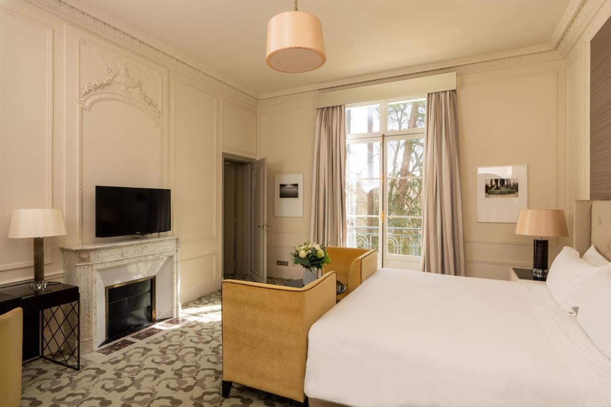 Télévision ou salle de divertissement dans l'établissement Waldorf Astoria Versailles - Trianon Palace