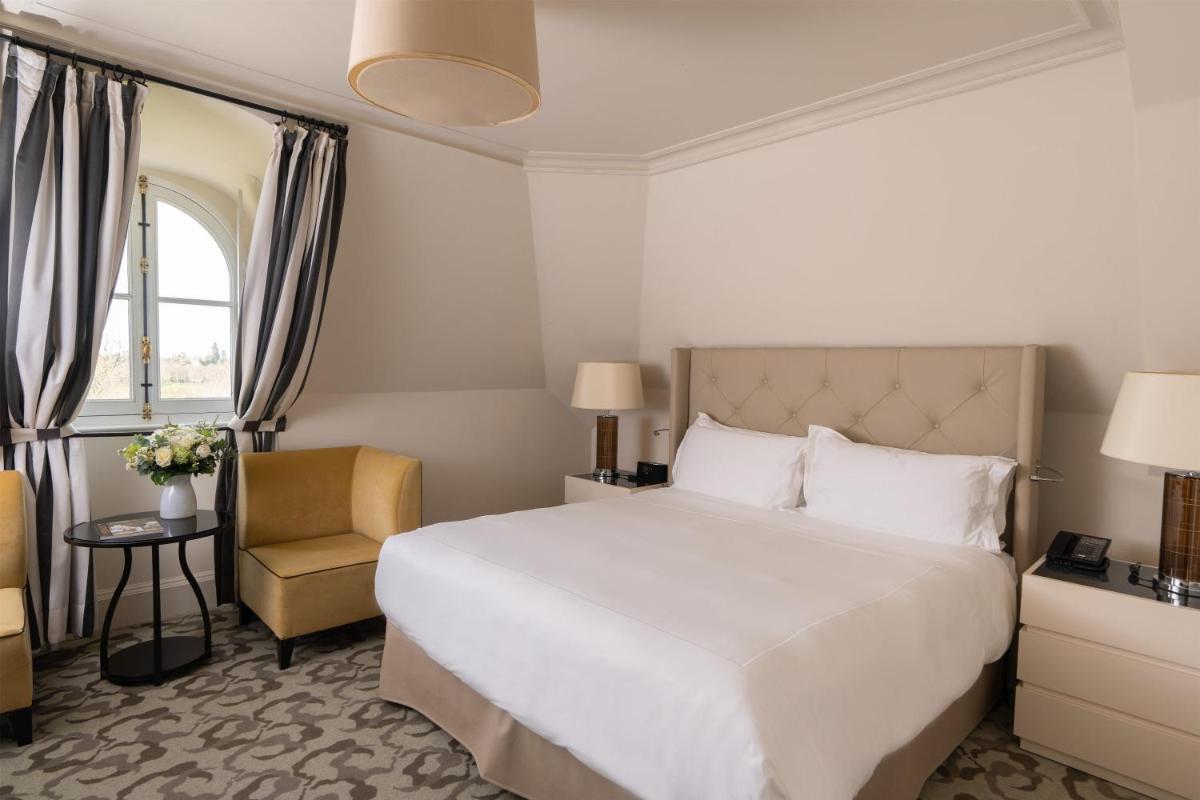 Un ou plusieurs lits dans un hébergement de l'établissement Waldorf Astoria Versailles - Trianon Palace