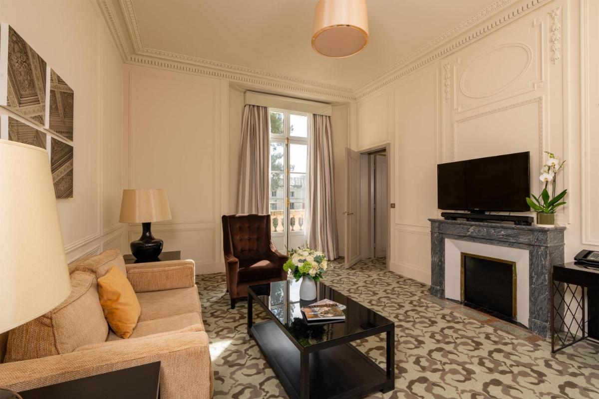 Télévision ou salle de divertissement dans l'établissement Waldorf Astoria Versailles - Trianon Palace
