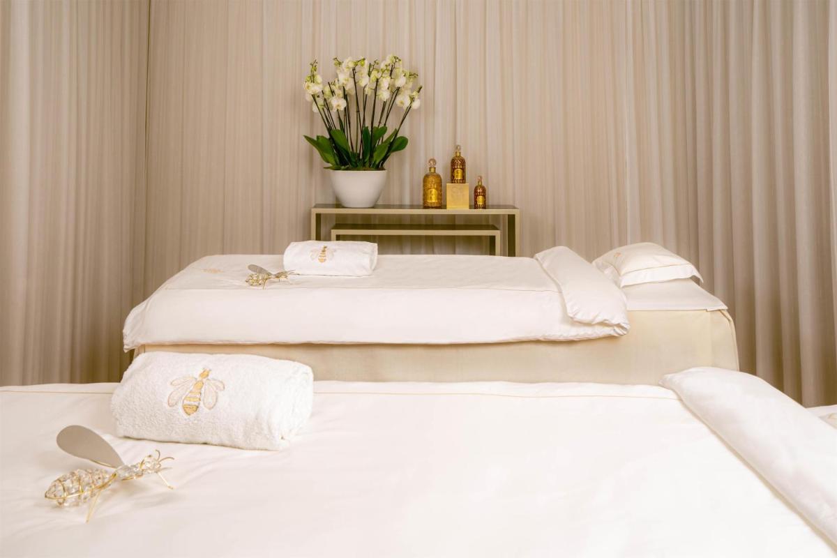 Un ou plusieurs lits dans un hébergement de l'établissement Waldorf Astoria Versailles - Trianon Palace
