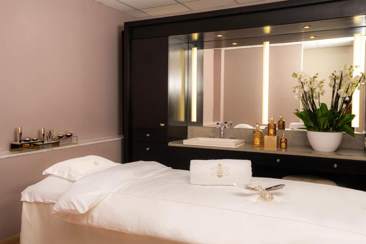 Un ou plusieurs lits dans un hébergement de l'établissement Waldorf Astoria Versailles - Trianon Palace