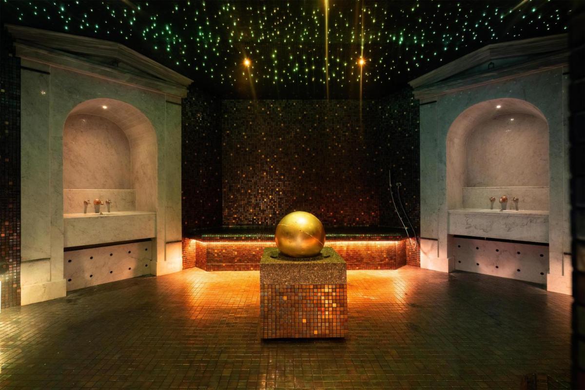 Coin salon dans l'établissement Waldorf Astoria Versailles - Trianon Palace