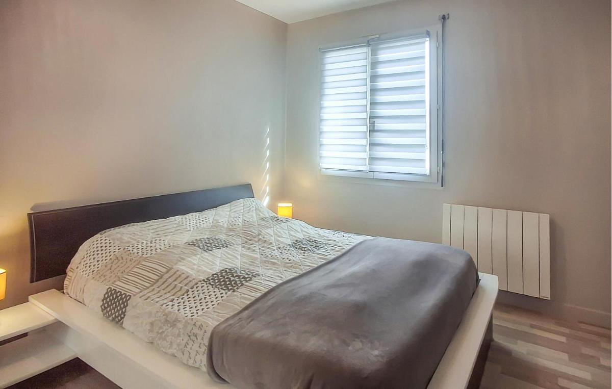 2 Bedroom Awesome Home In Binic-Etables-Sur-Mer - Housity