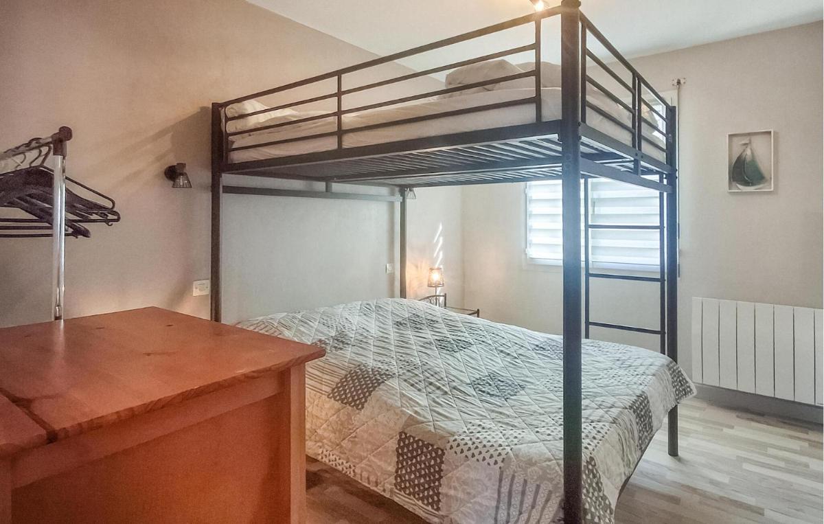 2 Bedroom Awesome Home In Binic-Etables-Sur-Mer - Housity