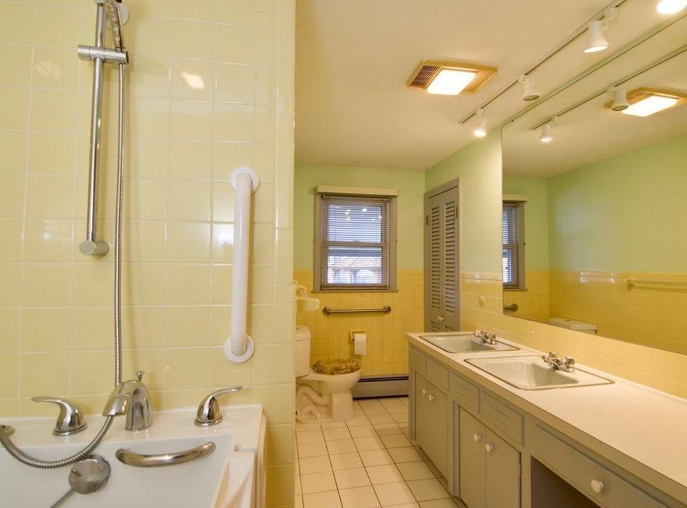 cozy 5bd single -family home in Longmeadow - Housity