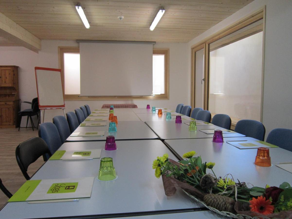 une grande salle de conférence avec une longue table avec des chaises dans l'établissement Logis Hotel Gai Soleil, à Samoëns 104 autres photos