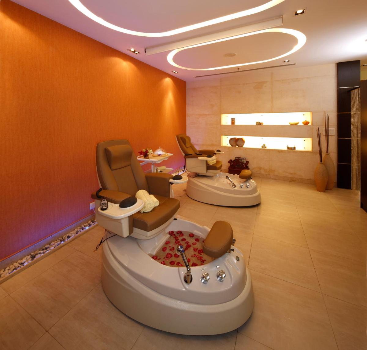 a waiting room with two chairs and a tub at Jaypee Palace Hotel in Agra