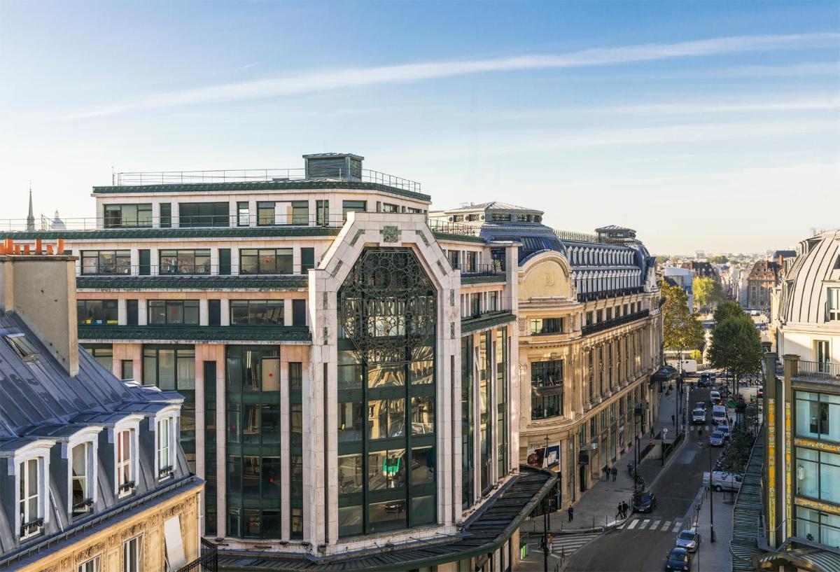 une vue aérienne d'une ville avec des bâtiments dans l'établissement Maison Albar - Le Pont-Neuf, à Paris