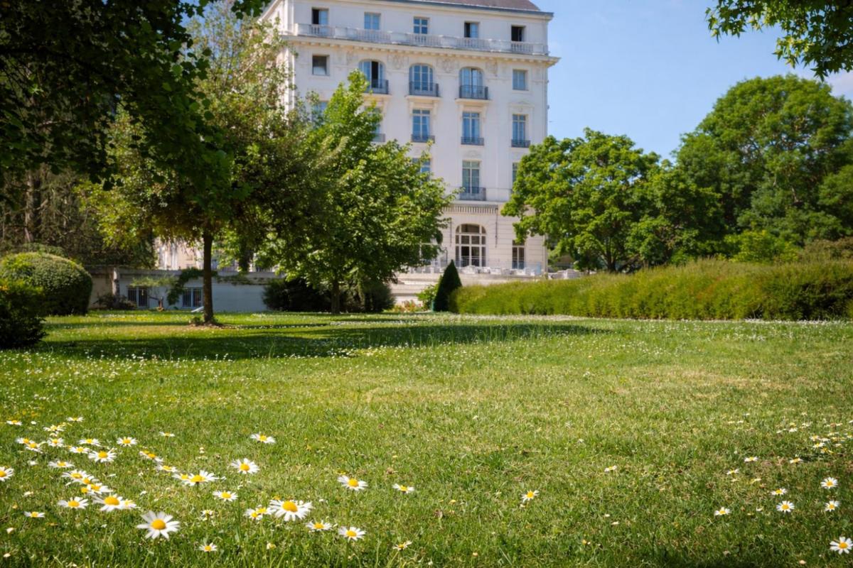 Jardin de l'établissement Waldorf Astoria Versailles - Trianon Palace