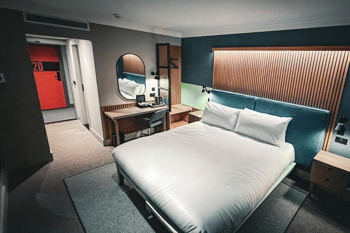 Village Hotel Reading - Housity