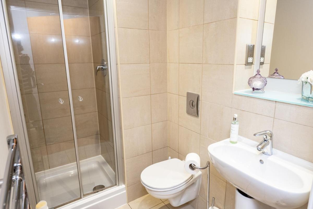 Modern, City Centre, Studio Apartment with FREE WIFI, GYM ACCESS, NETFLIX - West One - Hizvo