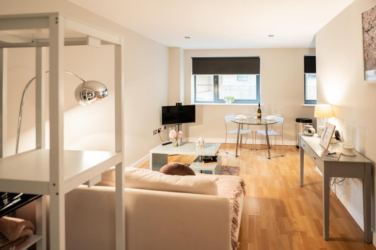Modern, City Centre, Studio Apartment with FREE WIFI, GYM ACCESS, NETFLIX - West One - Hizvo