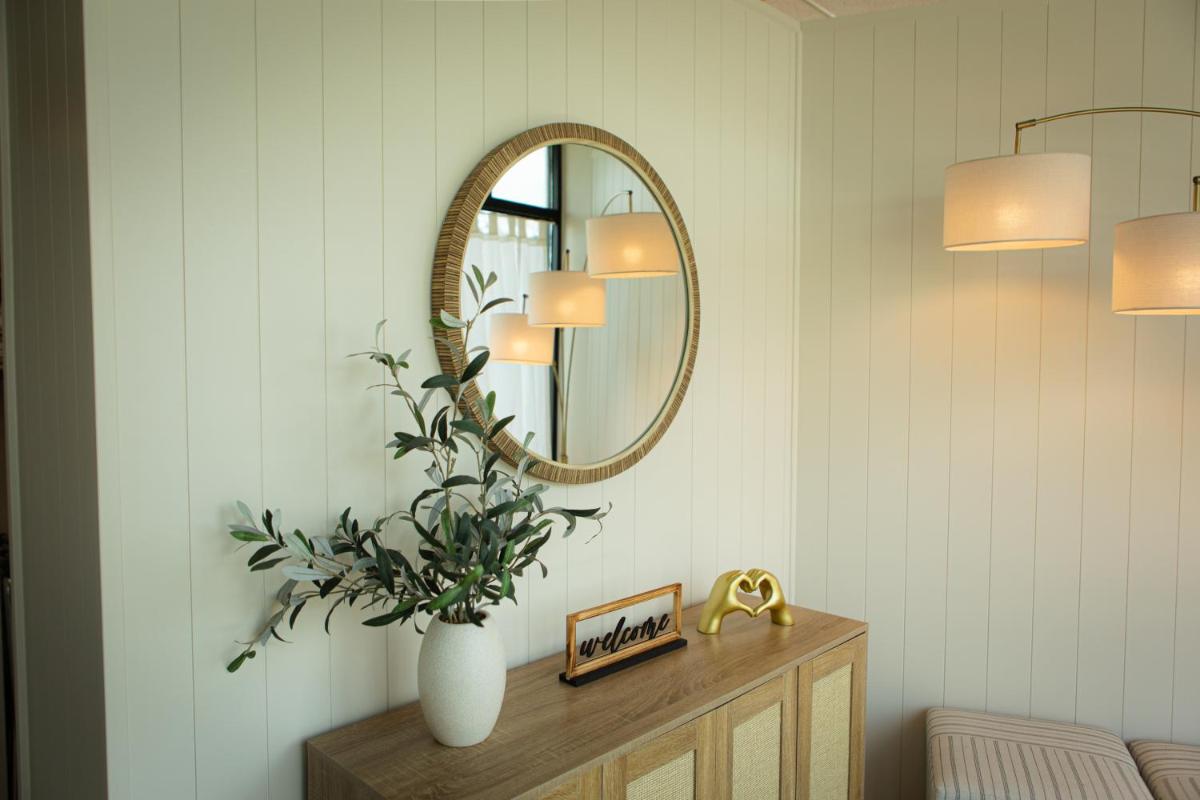 Hideaway Suites On 5th-Formally 5th East Hall - Housity