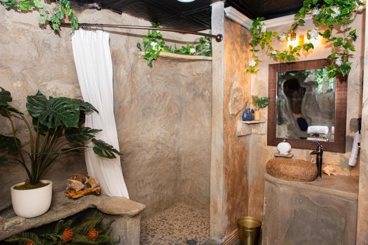 Hideaway Suites On 5th-Formally 5th East Hall - Housity