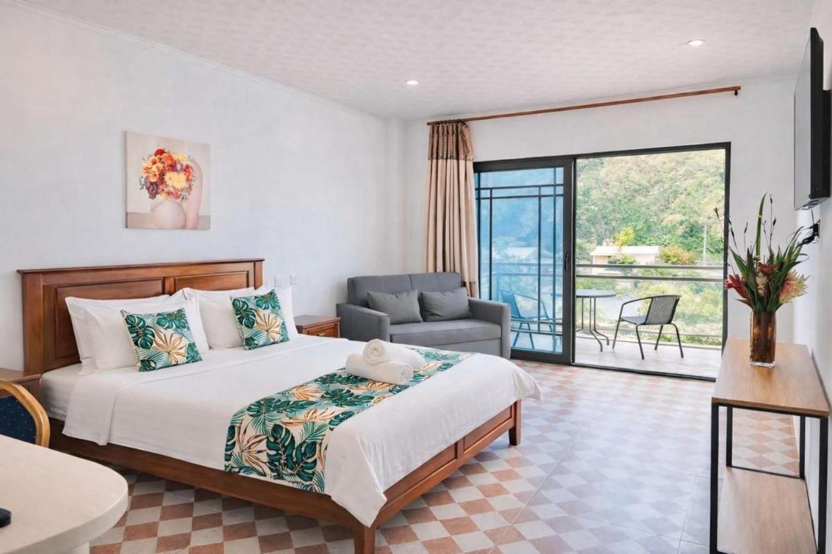 Crown Royale Hotel & Lounge - Housity