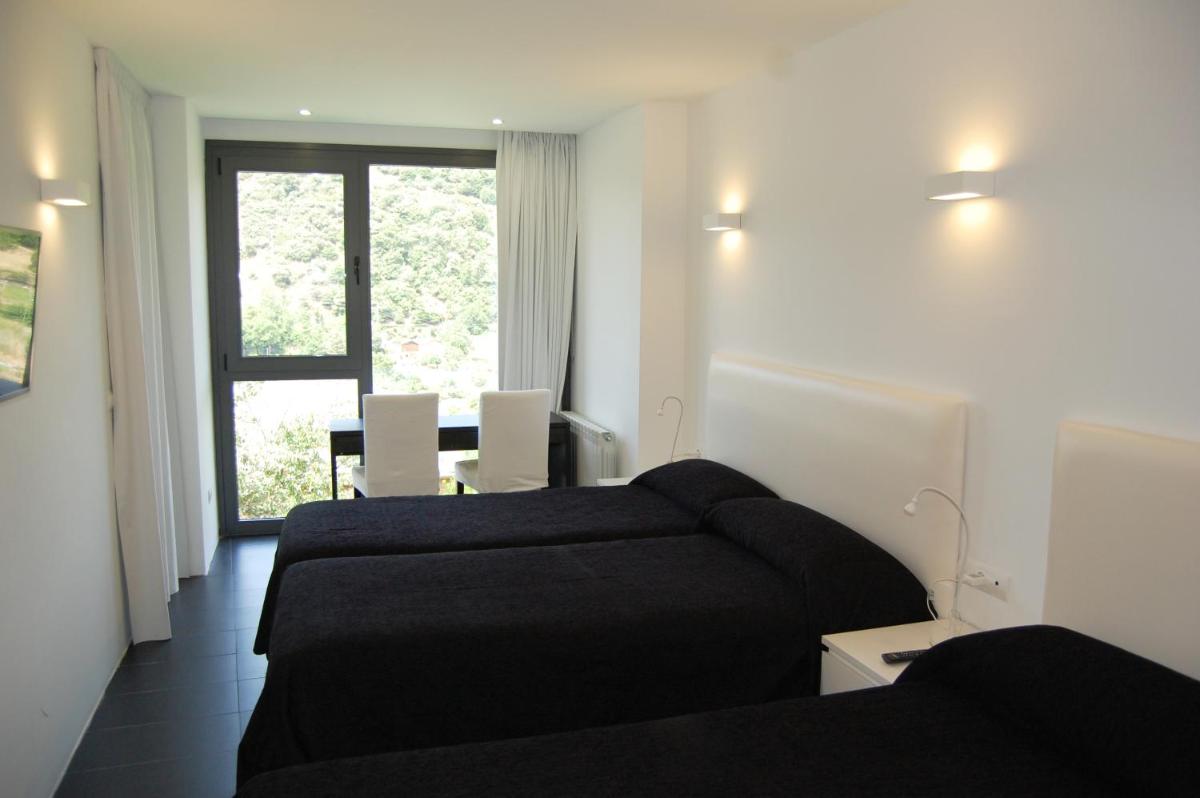 Hostal Tres Campanas - Housity