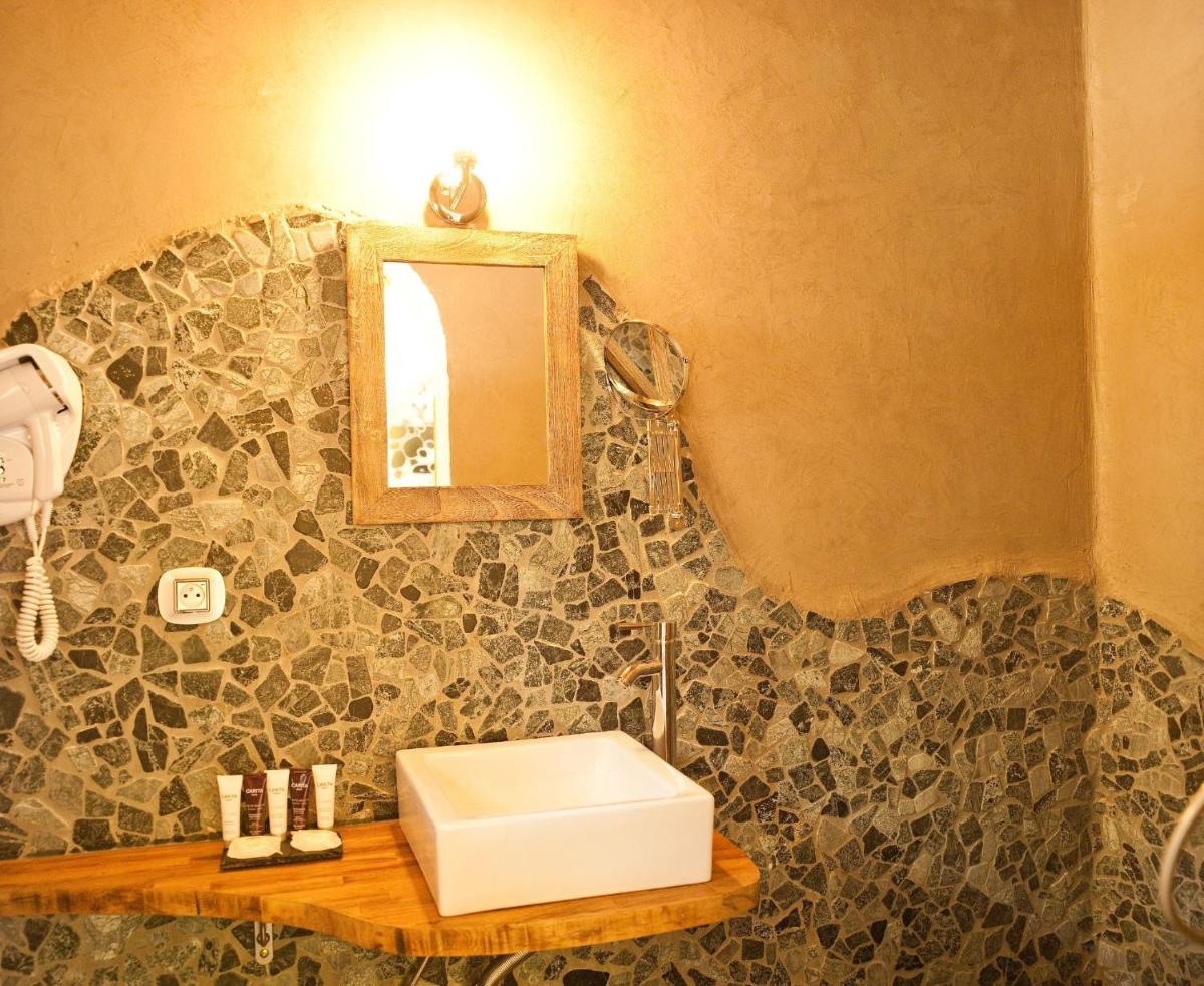 Salle de bains dans l'établissement Hôtel Ambassador Palombaggia