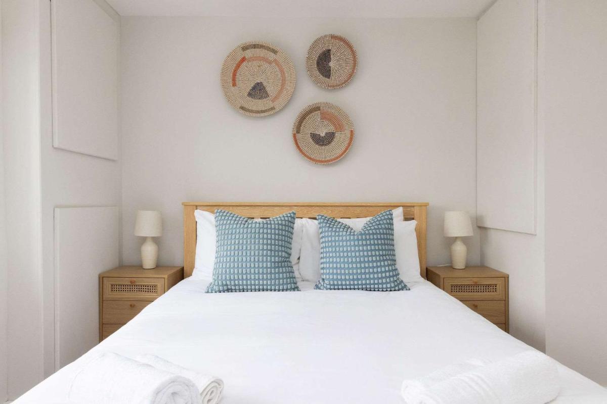 Mariners: Stylish Beachside Getaway with Sea Views - Housity
