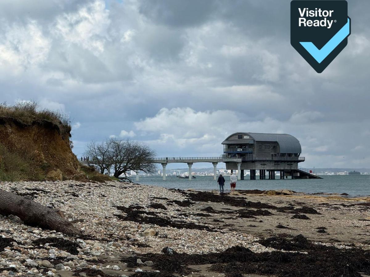 Bembridge Landing - 2 Bedroom Apartment with Parking in Bembridge Village, near Harbour and Beach - Housity