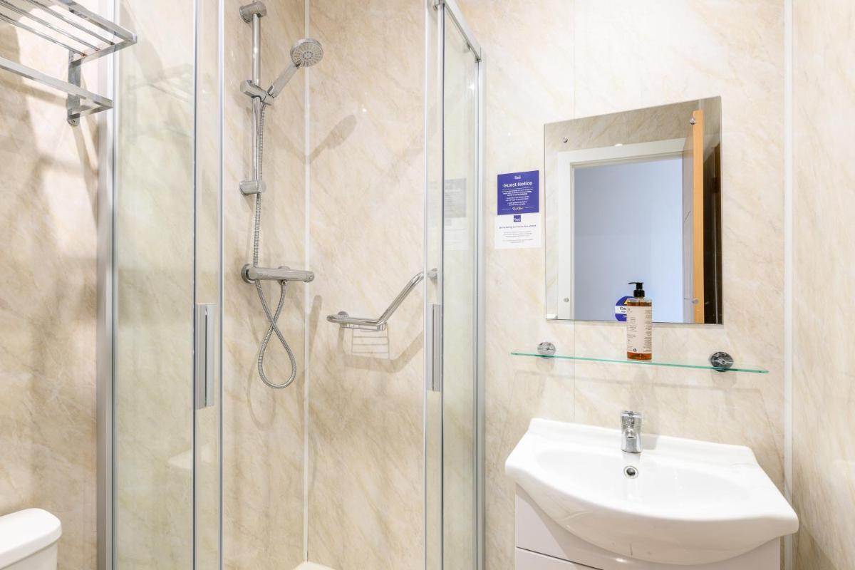 The Sandringham Hotel - Housity