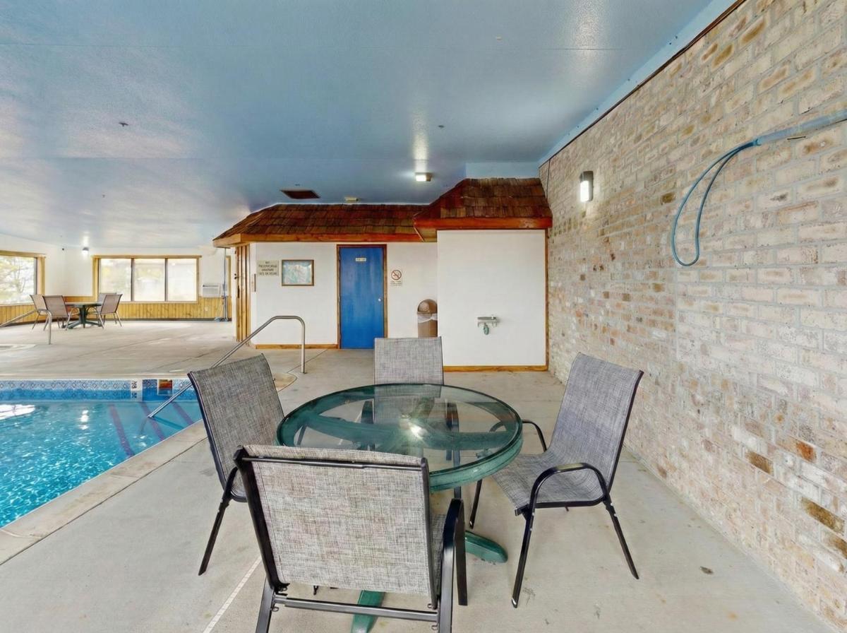 Oscoda Lakeside Hotel - Housity